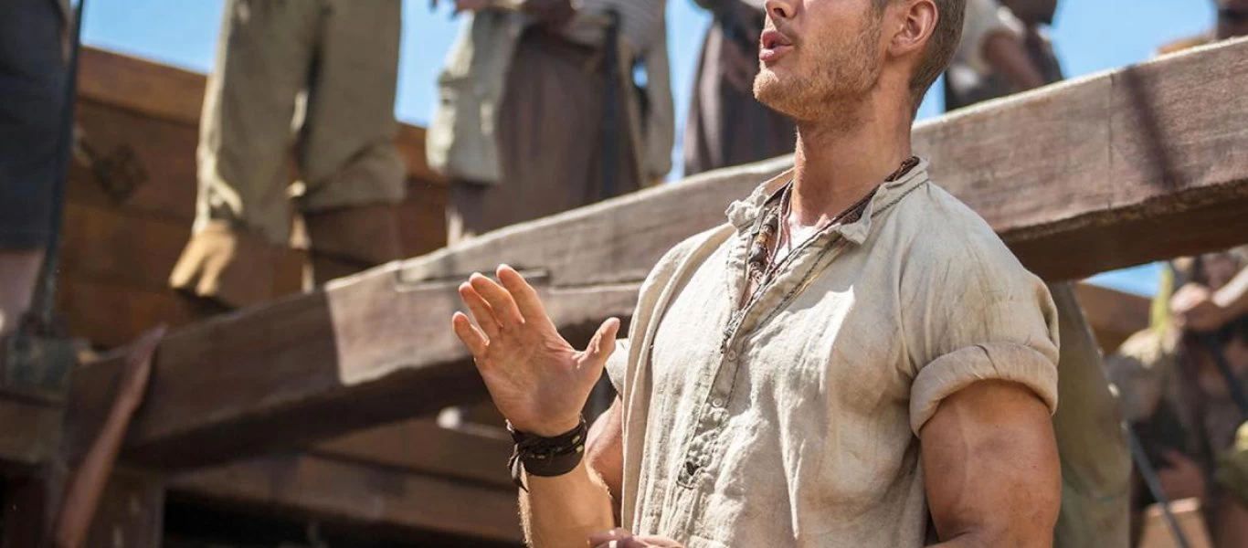 O ηθοποιός Tom Hopper δείχνει πως γυμνάζεται σπίτι του